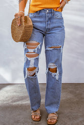 Himmelblaue Boyfriendjeans mit großem Loch und starkem Destroyed-Effekt